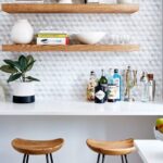 étagères au dessus de la table dans la cuisine