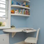 étagère d'angle au-dessus de la table blanche