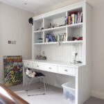 étagère monobloc au-dessus de la table