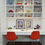 étagère pour enfants au-dessus de la table
