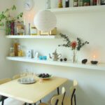 étagères au dessus de la table à manger