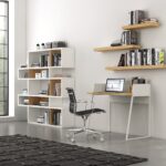 étagère au-dessus de la table pour les livres