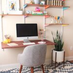 étagère au-dessus de la table avec des jouets