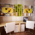 étagère au dessus de la table jaune