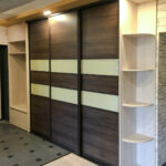 armoire semi-encastrée dans le couloir