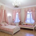 Rideaux viennois dans une grande chambre rose
