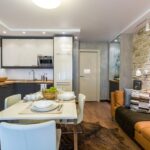 cozinha com mesa no meio