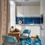 cozinha com avental azul