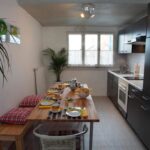cozinha com mesa grande