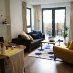 sala com porta de vidro