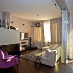 sala de estar com poltrona roxa
