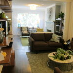 sala com sofá marrom