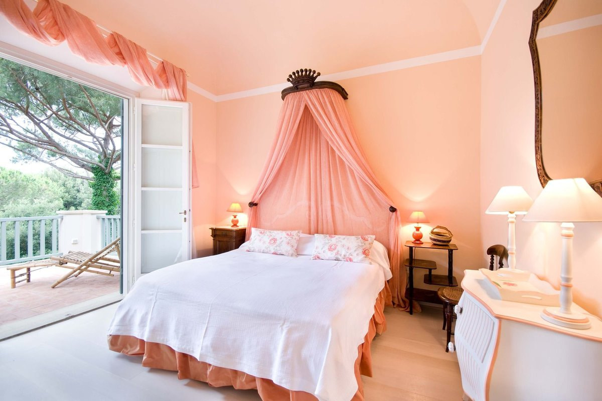 pink curtains in the bedroom