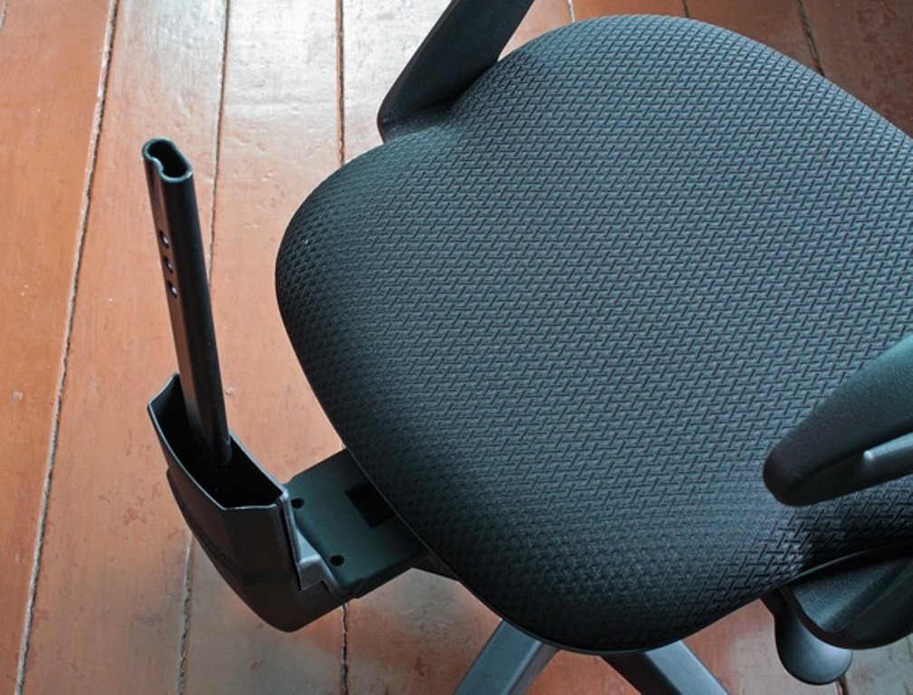 assemblage de l'assise et du dossier de la chaise