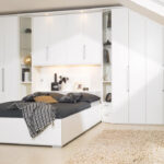 Kleiderschrank auf dem Dachboden Foto der Dekoration