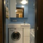 Kleiderschrank über der Waschmaschine Dekorfoto