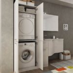 Kleiderschrank über dem Innenfoto der Waschmaschine