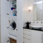 Kleiderschrank über der Waschmaschine Foto
