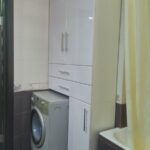 Kleiderschrank über der Waschmaschine Foto Interieur