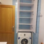Kleiderschrank über dem Innenfoto der Waschmaschine
