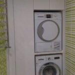 Kleiderschrank über der Waschmaschine Fotodekoration