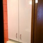 Kleiderschrank über der Waschmaschinenübersicht