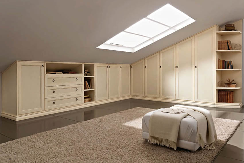 Kleiderschrank auf dem Dachboden Foto
