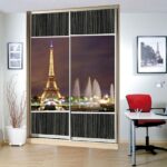 armoire dans le hall avec papier peint photo