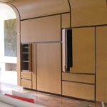 armoire en bois à l'intérieur