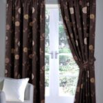 cortinas marrons com um padrão
