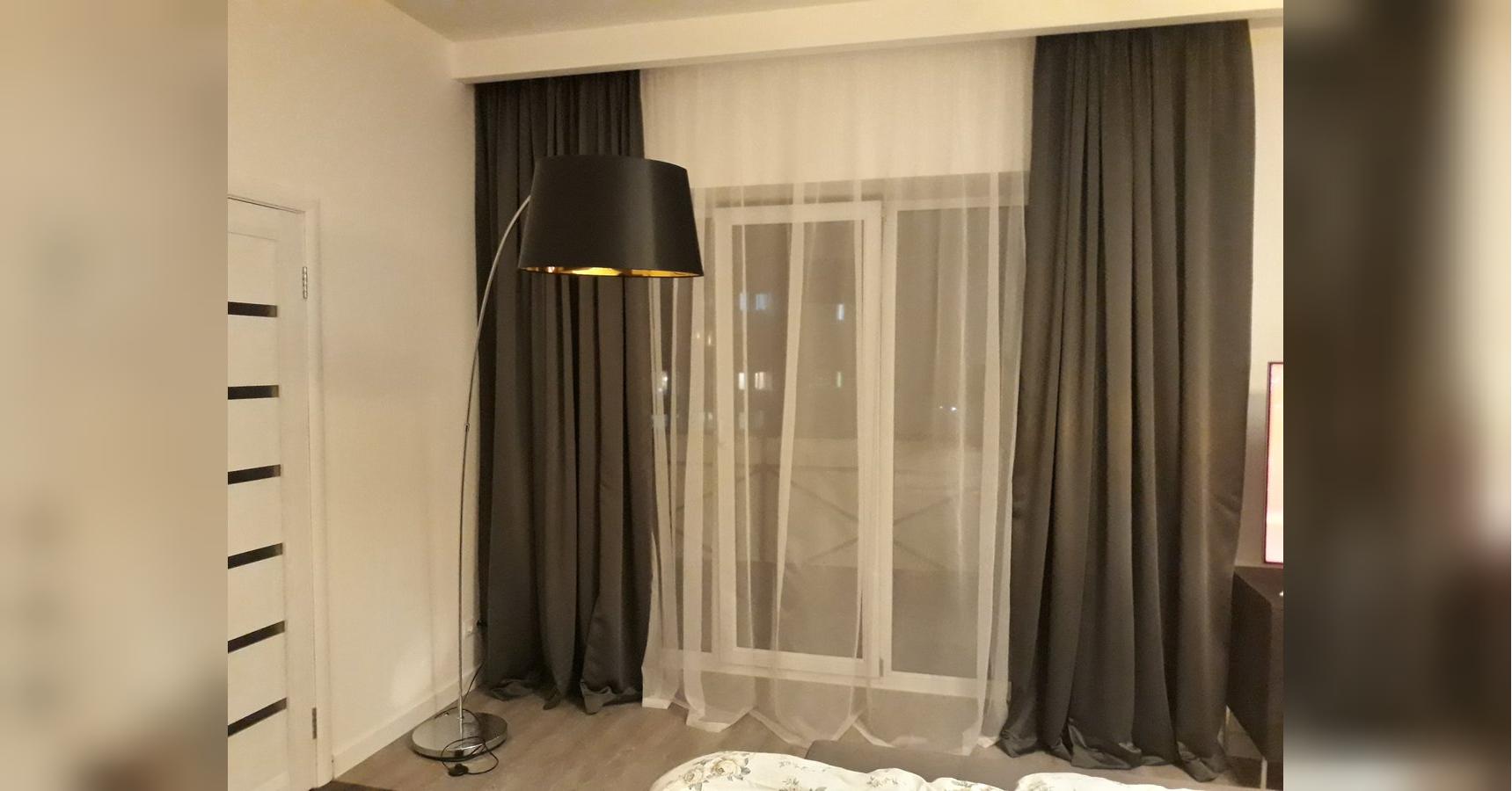 cortinas marrons na janela