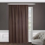 cortinas marrons na porta