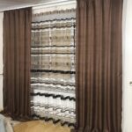 cortinas marrons no corredor