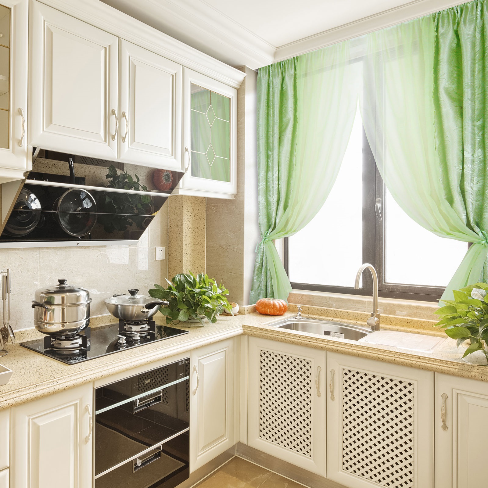 rideaux verts dans la cuisine beige