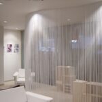 rideaux nouilles blancs dans la chambre