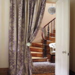 rideaux à l'intérieur de la porte
