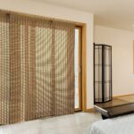 rideaux en bambou sur la porte