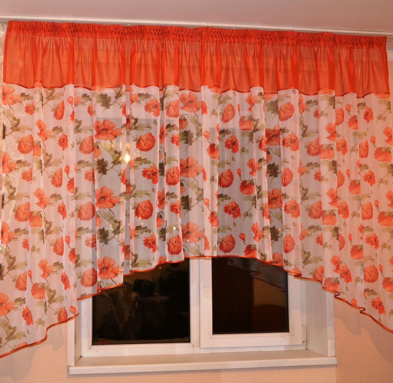 ventana estrecha en la cocina