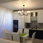 las cortinas de la cocina son blancas