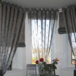 Cortinas largas grises para la cocina.