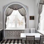 rideaux à décor de lambrequin