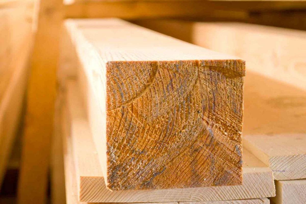 planches de bois brut