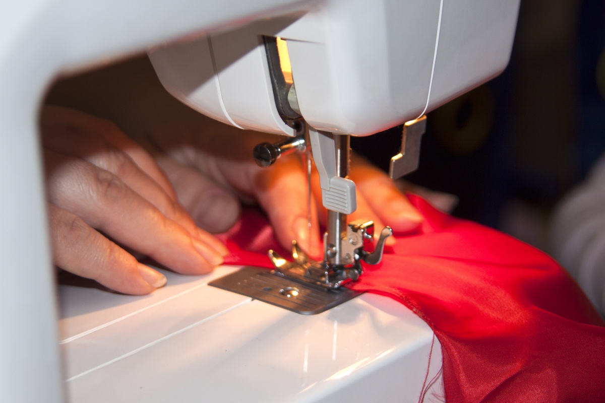 couture sur une machine à écrire