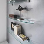 idées de décoration d'étagères en verre