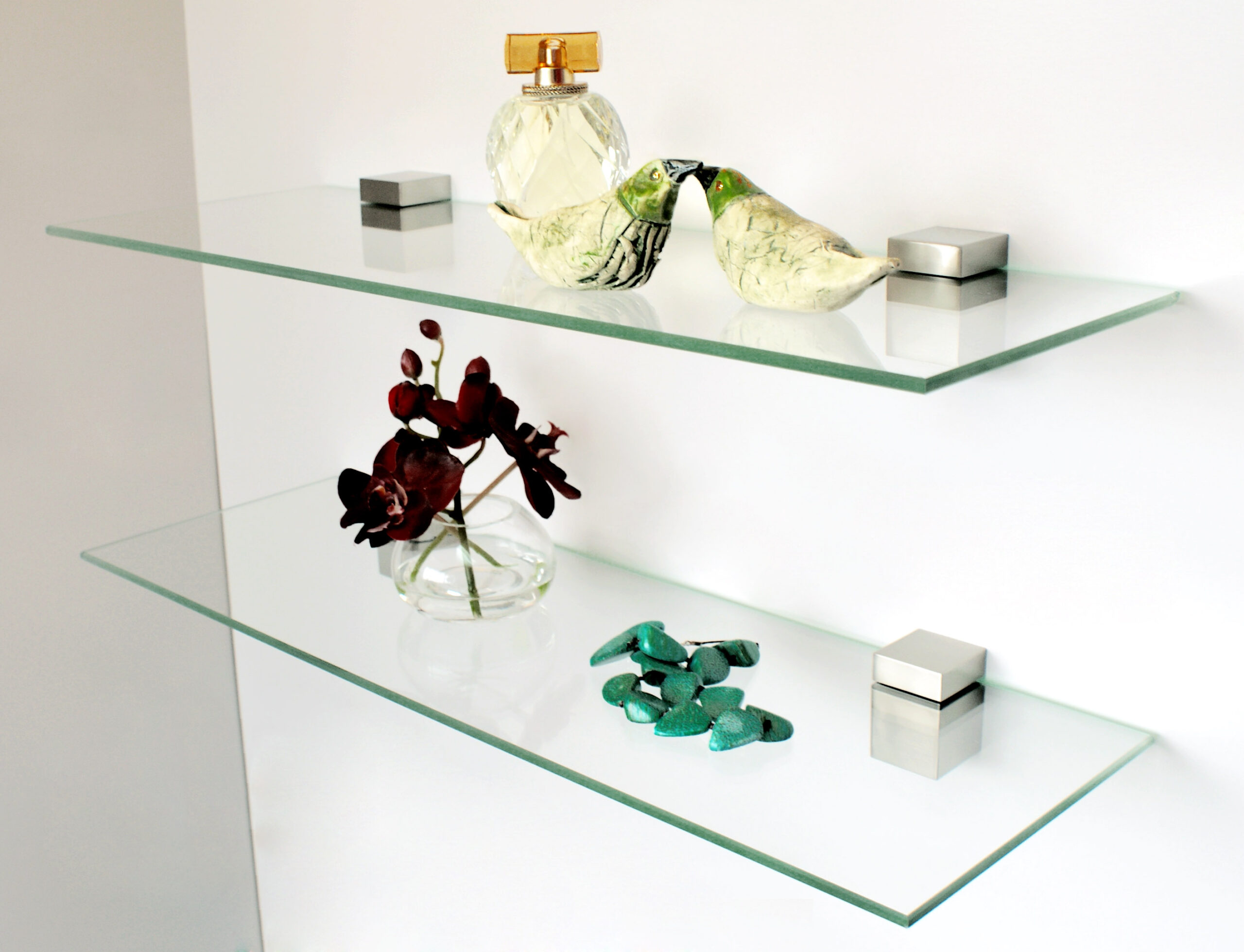 étagères en verre sur le mur photo