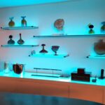 étagères en verre au mur avec éclairage
