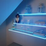 étagères en verre au mur avec photo illuminée