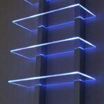 étagères en verre au mur avec des idées d'éclairage