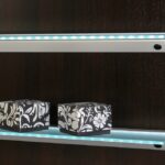 étagères en verre au mur avec des idées de photos lumineuses