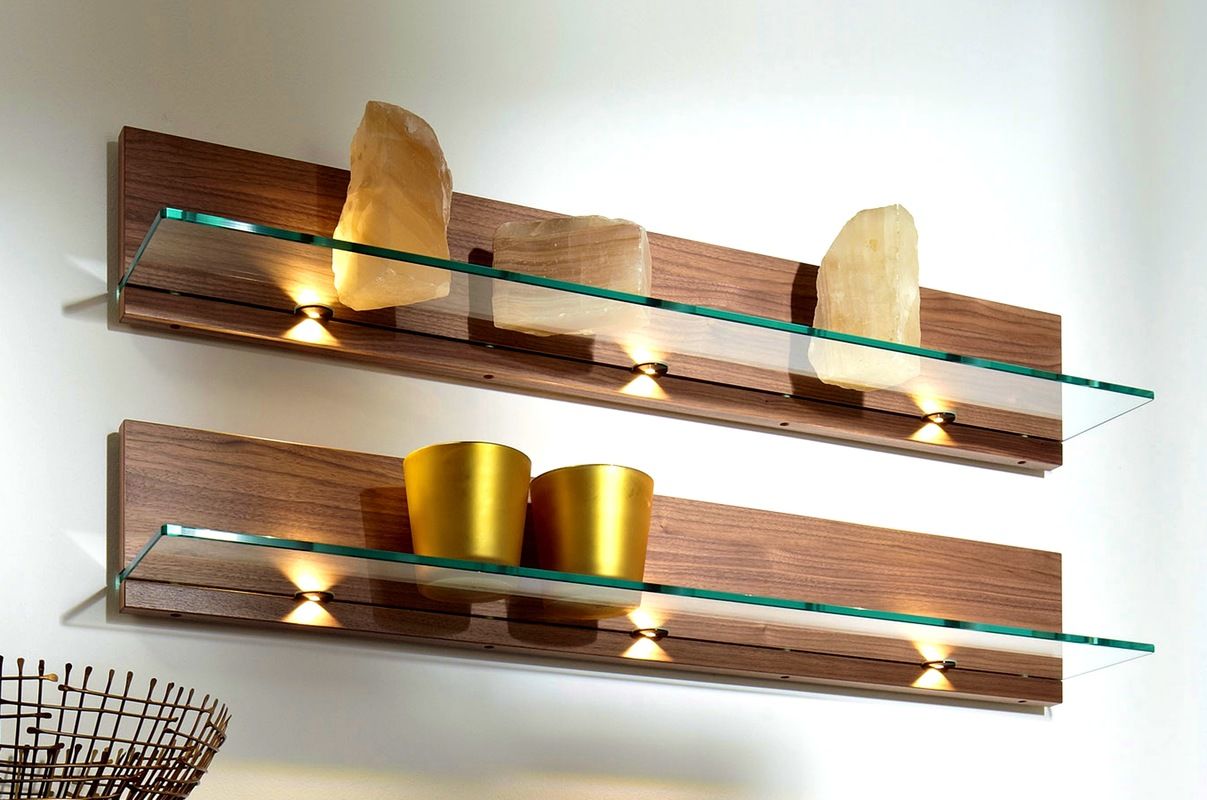 étagères en verre au mur